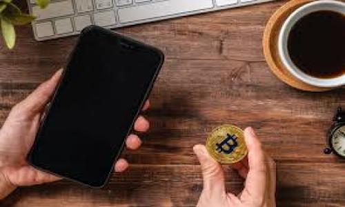 

非加密货币的全面解析：了解传统货币与加密货币的区别

关键词

法定货币, 传统金融, 加密技术, 数字资产, 货币系统/guanjianci

---

引言
在当今快速发展的金融科技环境中，加密货币如比特币、以太坊等吸引了大量的投资者和用户。与之相比，法定货币、黄金等传统货币在这个新兴市场中逐渐被重新审视。那么，什么是法定货币？它与加密货币有何区别？在本文中，我们将深入探讨非加密货币的种类与特点，并回答常见问题，帮助读者更好地理解这一主题。

什么是法定货币？
法定货币是由国家或地区政府发行的货币，作为法定的支付手段和价值储藏。不同于加密货币，法定货币由国家和中央银行控制，其特点如下：
ul
    li集中管理：法定货币的发行与流通受国家的监管和控制，通常由central bank（中央银行）发行和管理。/li
    li法律保障：法定货币在国家内具有法律效力，任何人必须接受其作为支付手段。/li
    li价值稳定：法定货币的价值通常由国家经济、政策和市场因素决定，波动性相对较低。/li
/ul
比如美元（USD）、欧元（EUR）、人民币（CNY）等，都是各自国家或地区的法定货币。它们的价值受到多种经济因素的影响，包括通货膨胀、利率、经济增长等。

加密货币与法定货币的区别
加密货币与法定货币之间存在着显著的区别，了解这些区别有助于我们更好地理解两者的角色和影响。以下是主要区别：
ul
    li发行机制：加密货币通常通过挖矿或其他算法生成，且其数量通常是有限的，而法定货币的发行可以随时由国家决定。/li
    li交易方式：加密货币的交易通过去中心化的区块链技术进行，法定货币通常通过银行系统和金融机构交易。/li
    li匿名性：加密货币在一定程度上可以保护用户的匿名性，而法定货币交易通常需要提供个人信息以便法律合规。/li
    li价值波动：加密货币市场的波动性远高于法定货币，容易受到市场情绪、政策变化等多种因素的影响。/li
/ul
这些区别不仅影响了用户的使用习惯，也影响了投资者的决策。投资者在选择投资项目时，需要明确自身的风险承受能力。对于风险偏好较低的投资者，法定货币可能是更安全的选择。

法律地位与舆论认知
法定货币在世界各国都有明确的法律地位，这意味着它们可以在法律框架下执行合约、进行税务申报等。而加密货币的法律地位在一些国家仍处于不确定状态，法律框架尚未完全建立。在中国，政府对加密货币的监管极为严格，禁止其作为流通货币使用，并对于ICO（首次代币发行）进行监管。
尽管许多国家对加密货币采取谨慎态度，但在一些国家如美国、加拿大、瑞士等地，加密货币的接受度相对较高，甚至已经成为一些商家的支付方式之一。这种情况导致了两种货币在社会认知度上的差异。法定货币被广泛认知和接受，而加密货币依旧在逐渐教育市场。

可能的相关问题

如何判断一种货币是否为加密货币？
判断一种货币是否为加密货币，可以从以下几个方面入手：
ul
    li发行方式：加密货币通常依靠区块链等去中心化的技术发行，而非传统的银行体系。/li
    li匿名性和去中心化：加密货币交易通常是匿名的，交易记录在区块链上公开，但参与者身份却难以追踪。/li
    li供给机制：加密货币的供应量通常是有限的，采用算法进行限制，而法定货币则可以根据需要任意增发。/li
/ul
例如，比特币是一种加密货币，因为它是通过算法自我限制产出，并且采用区块链技术去中心化进行交易。而美元则不是加密货币，因为它是通过美联储发行的，具备中心化特征。

法定货币与加密货币有哪些实际应用？
法定货币和加密货币在实际应用中有所不同：
ul
    li法定货币：用于日常交易和支付，是各国公认的交易媒介，如购物、支付信用卡账单等。/li
    li加密货币：主要用于去中心化交易平台的交易，部分电商开始接受加密货币作为支付手段，此外还可用于资产投资和储值。/li
/ul
尽管加密货币在许多国家尚未得到政府承认，但随着区块链技术的成熟，它开始逐渐融入我们的日常生活。越来越多的商家接受比特币等数字货币，这不仅促进了科技的发展，还加速了人们对数字资产的认知与接受。

未来货币的发展方向是什么？
随着科技的不断进步与发展，未来货币的形态与运作模式可能会发生巨大的变化。在未来，我们可能会看到以下几种趋势：
ul
    li数字货币崛起：越来越多的国家开始研究和发行自己的央行数字货币（CBDC），这意味着法定货币可能会逐渐数字化。/li
    li监管加强：由于加密货币市场的风险，加之市场的不断扩大，各国政府对加密货币的监管可能会更加严格。/li
    li去中心化金融（DeFi）：这种新兴的金融模式提供了无须中介的金融服务，如借贷、交易等功能，推动着财务透明化的发展。/li
/ul
综上所述，未来货币的趋势可能会是法定货币和加密货币共存，形成一个更为复杂多样的金融生态体系。

怎样选择适合自己的投资组合？
在选择投资组合时，投资者需要考虑自身的风险承受能力、投资目的以及市场环境：
ul
    li风险承受能力：如果您能承受高风险，可能可以选择更多的加密货币进行投资；如果风险承受能力较低，法定货币或传统金融产品可能更适合。/li
    li投资目的：您是为了短期获利还是长期积累财富？这将影响您对资产配置的选择。/li
    li市场环境：密切关注市场动态，选择合适的时机进入或退出市场，确保资产价值的最大化。/li
/ul
制定基于理性分析的投资策略，分散投资风险，才能在充满不确定性的市场中更好地保护自己的资产。

--- 

此文提供了对非加密货币及其与加密货币的区别的全面介绍，并回应了与这一主题相关的五个问题，帮助读者全面了解非加密货币的特性以及其在金融体系中的地位。
